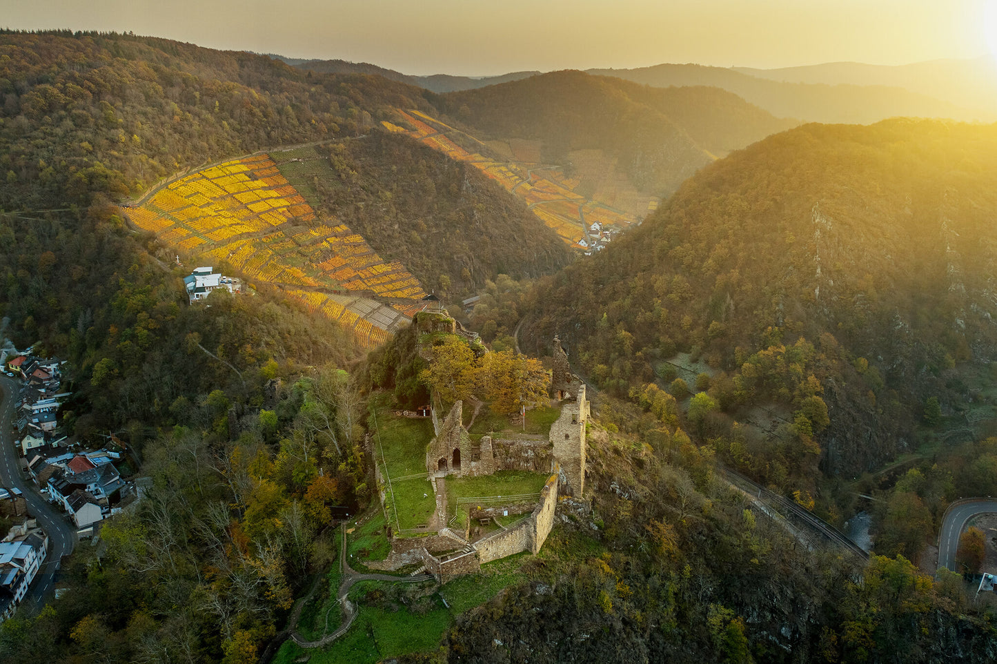Burg Are im Sonnenaufgang