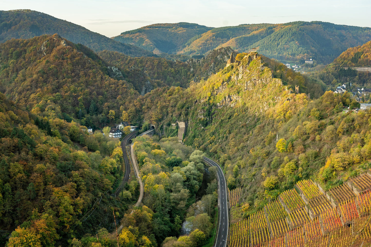 Blick auf das Altenahrer Eck und die Burg Are
