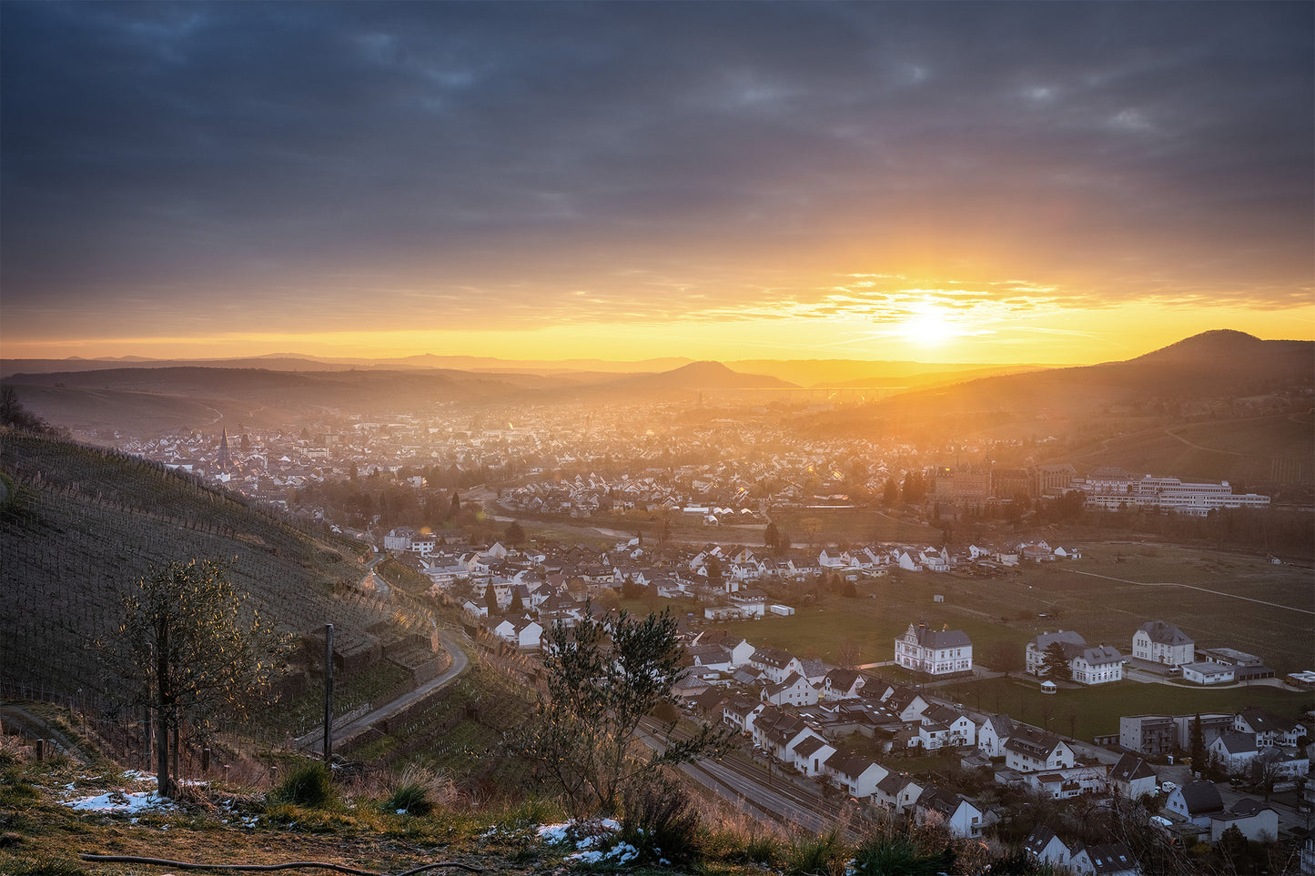 Strahlender Sonnenaufgang über Ahrweiler