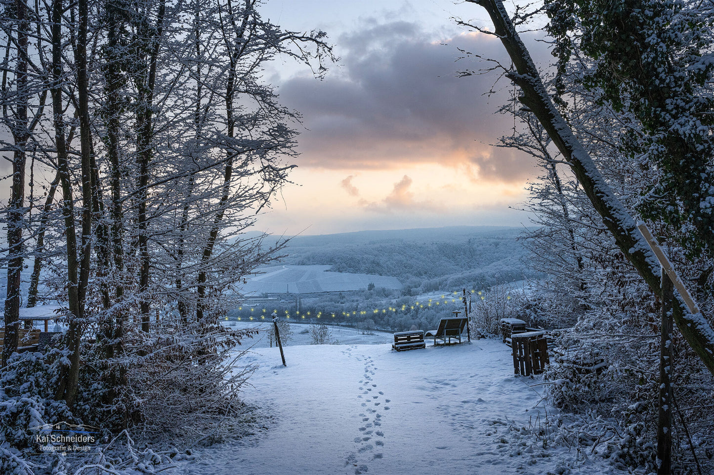 Traumhafte Winterszene hoch oben über dem Ahrtal