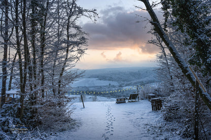 Traumhafte Winterszene hoch oben über dem Ahrtal
