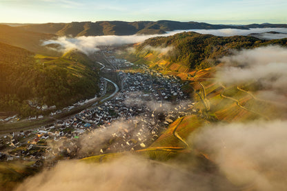 Dernau im Herbstnebel