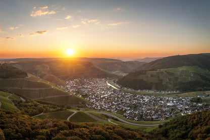 Sonnenaufgang im Winter über Dernau