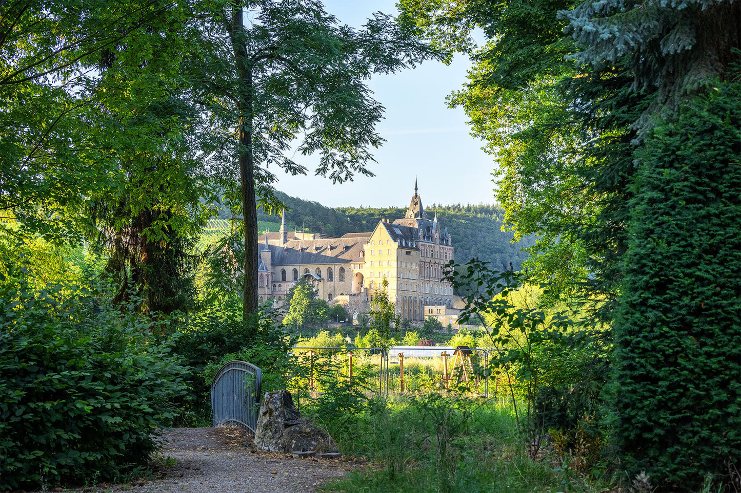 Blick durch den Ehrenwall-Garten zum Calvarienberg