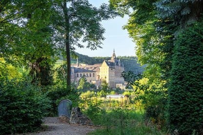 Blick durch den Ehrenwall-Garten zum Calvarienberg