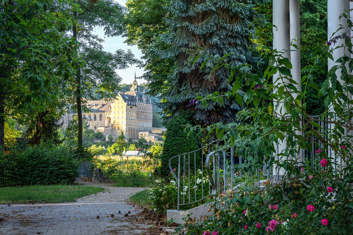 Verwunschener Ehrenwallgarten mit Calvarienberg