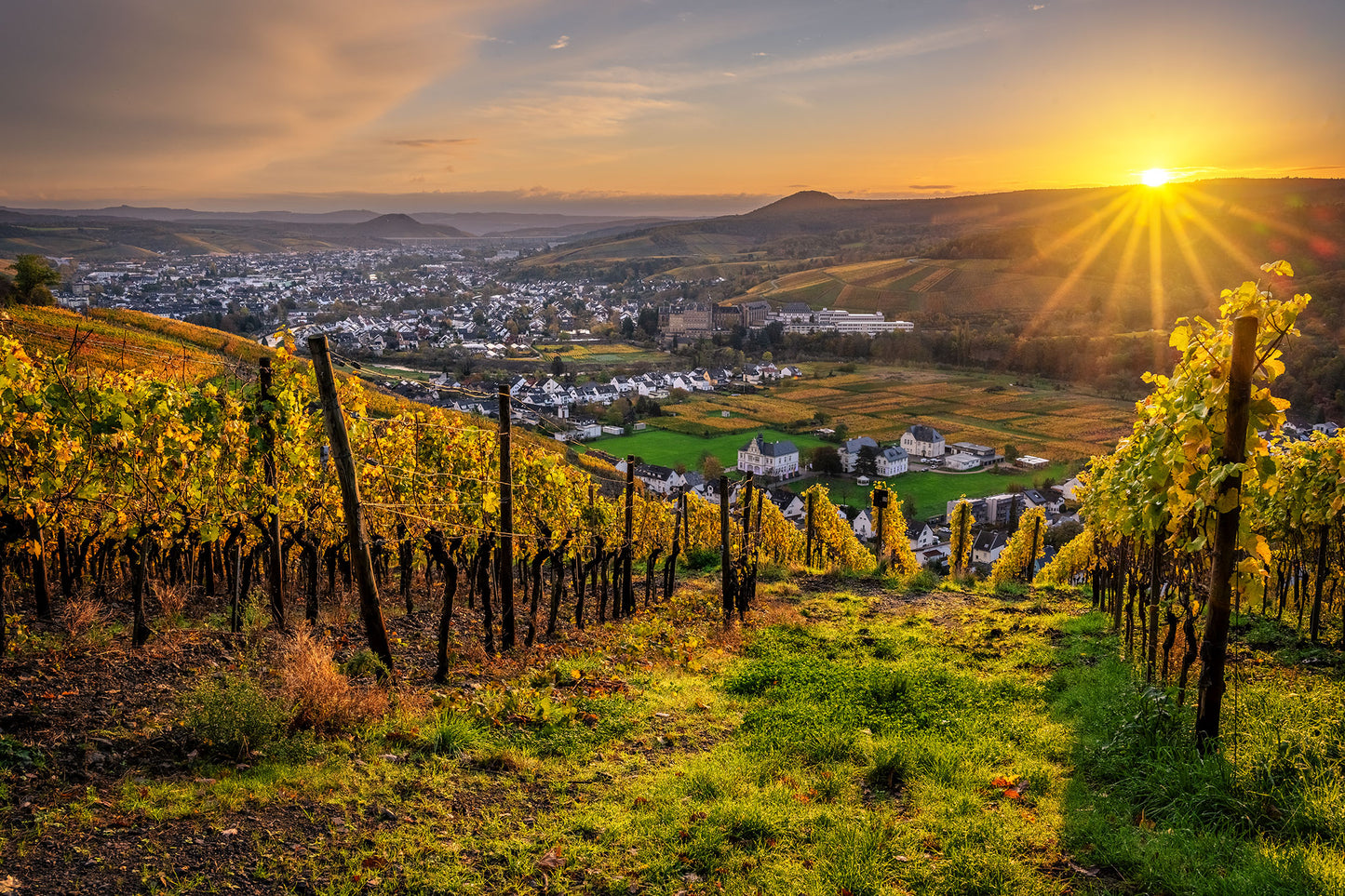 Herbstlicher Sonnenaufgang mit Calvarienberg
