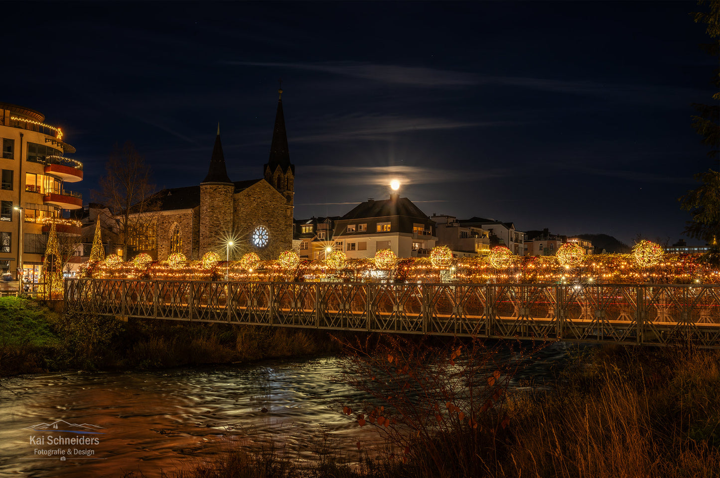 Die Brücke der Uferlichter im Mondschein