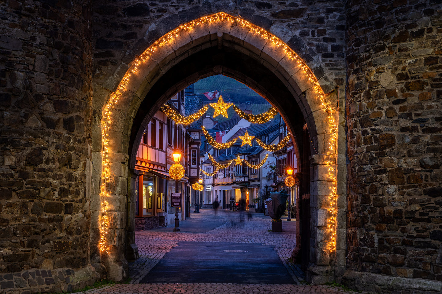 Die Ahrhut in Ahrweiler mit Weihnachtsbeleuchtung