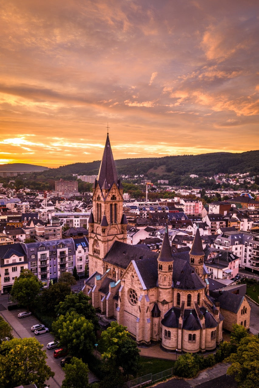 Blick auf die Rosenkranzkirche in Bad Neuenahr zum Sonnenaufgang