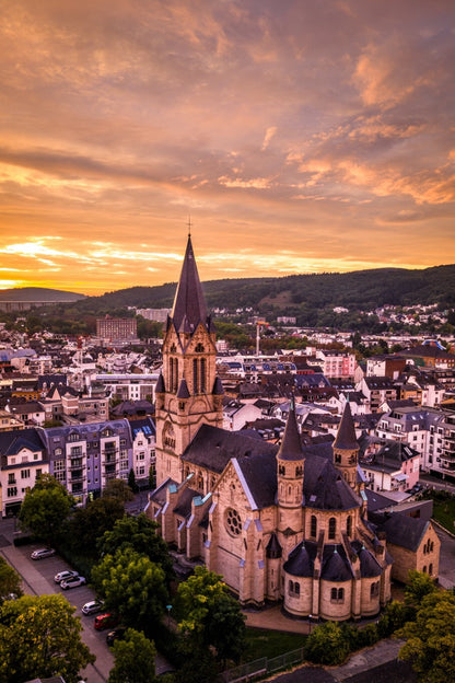 Blick auf die Rosenkranzkirche in Bad Neuenahr zum Sonnenaufgang