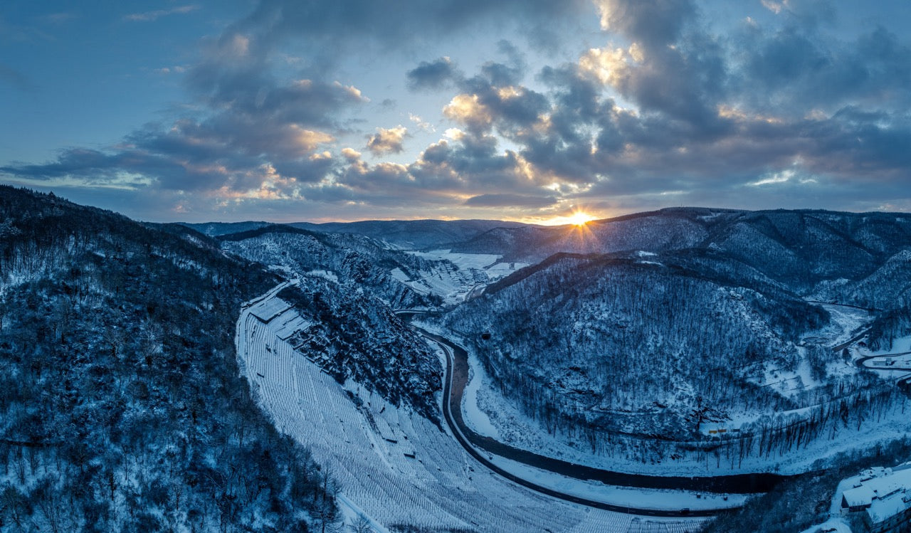 Das verschneite Ahrtal bei Altenahr