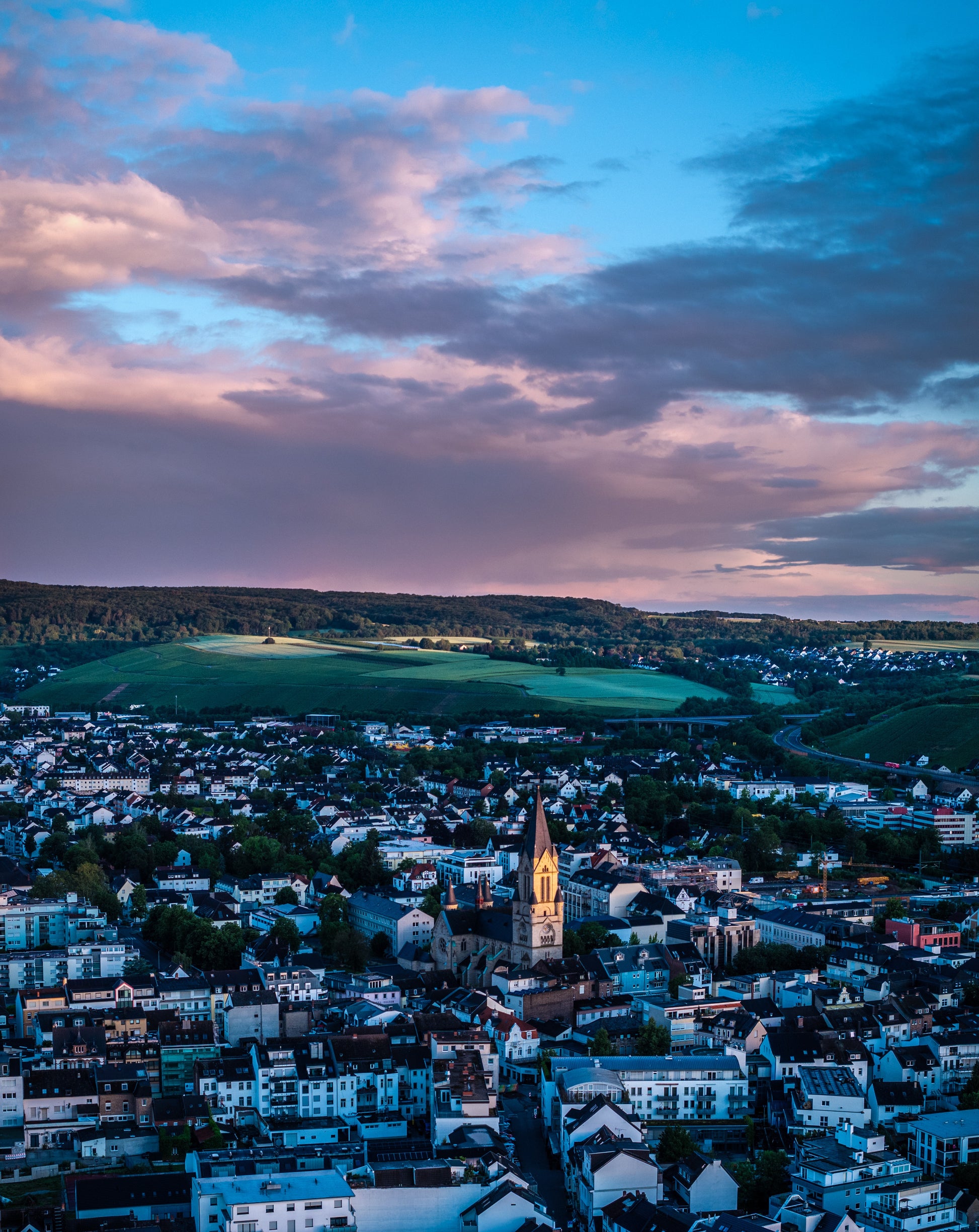 Die leuchtende Rosenkranzkirche in Bad Neuenahr am Morgen