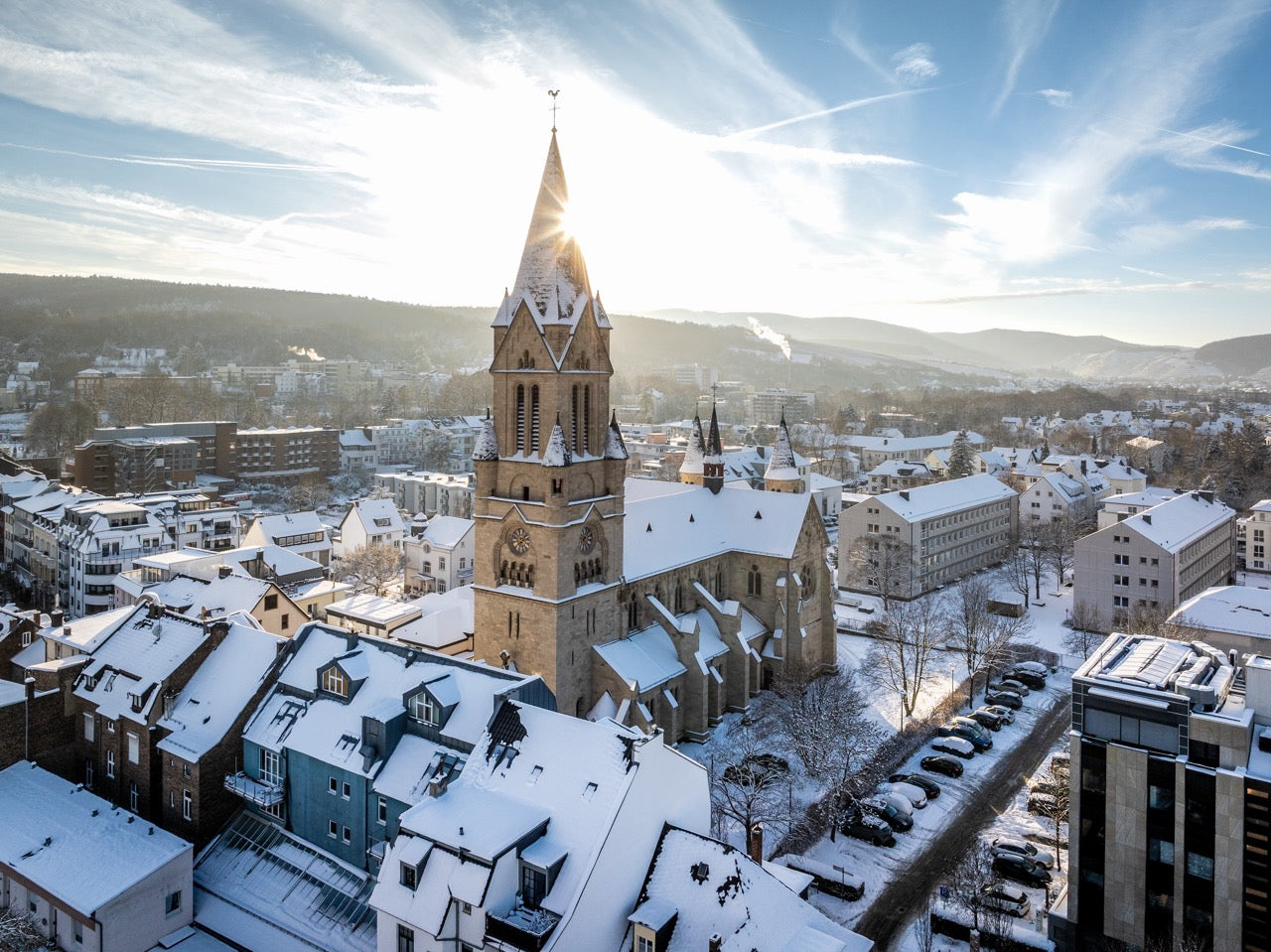 Die verschneite Rosenkranzkirche in Bad Neuenahr