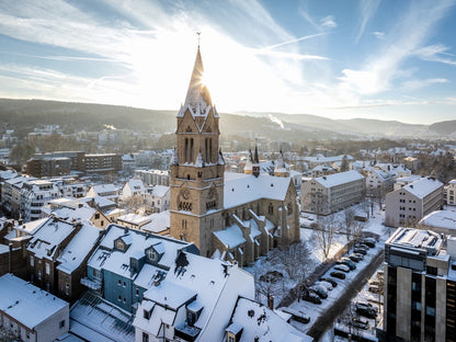Die verschneite Rosenkranzkirche in Bad Neuenahr