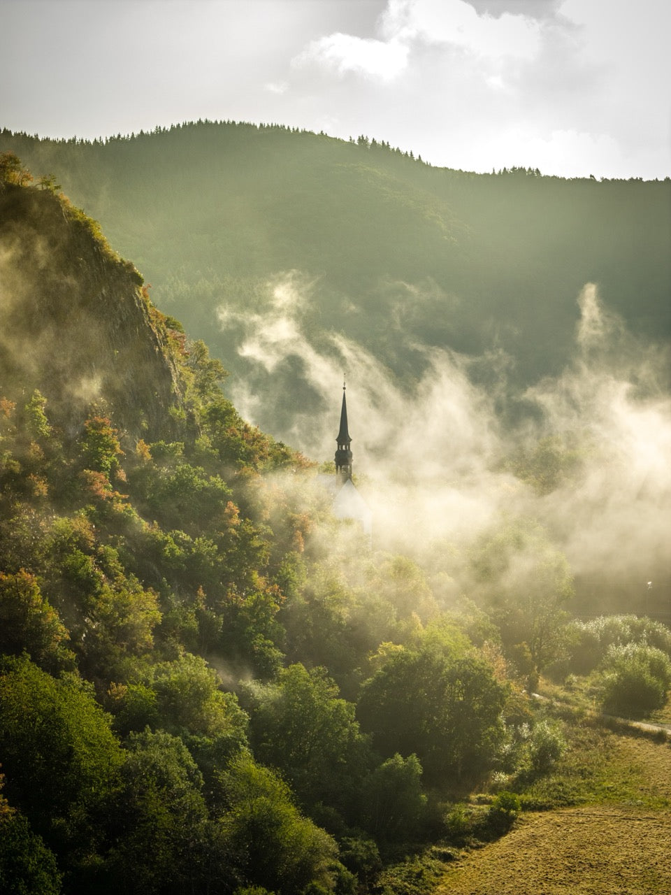 Die Wallfahrtskapelle in Pützfeld im Nebel